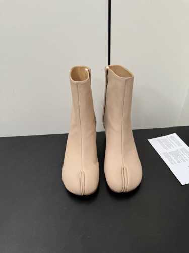 冲量价: maisonmargiela MM6分趾 马吉拉经典分趾靴 辨识度极高，舒适度满分，不会过时的决绝子单品 爆裂纹羊皮，牛皮鞋底！ 顶级品质35-41