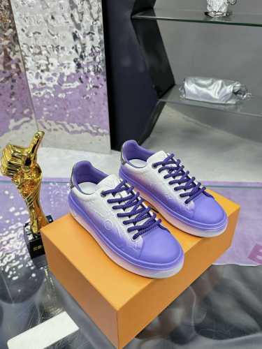 L家 顶级p: 女款size 35-40. Lv 驴牌 路易威登 女款 高版本 2024新款厚底拼色运动鞋增高渐变色系 带显腿长电绣款休闲低帮小白鞋 官方同步