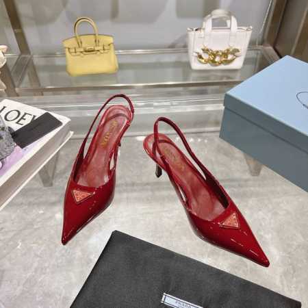 PRADA 普拉达 24 出厂价 专柜走秀款尖头凉鞋 三角扣标 高跟 早春走秀款！鞋面：高定制漆皮面料 内里：进口水染羊皮大底：原版意大利真皮大底 跟高：7.5 - 点击图像关闭