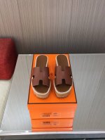 HERMES 最新顶级原单品质厚底系列； 香港购入正版，调试了一个月才出货爱马仕厚底拖鞋别看简单，实在不好做，没有原版，根本就不可能做出完美的复刻。也正因为有这