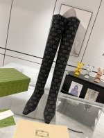 女士GG针织长筒靴巧妙运用方型鞋头和立体酒杯跟等设计元素演绎时尚复古风范 面料：进口GG针织织物其多种材料 内里：垫脚 进口羊皮 跟高：7.5cm 意大利真皮大