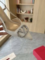 冲量价: 真皮底+40 克洛施钻扣 Valentino.华伦天奴大V扣单鞋秘专柜最新系列 正品级版本 细节完美 正品一比一打造 所有细节正品一致 上脚非常修脚型