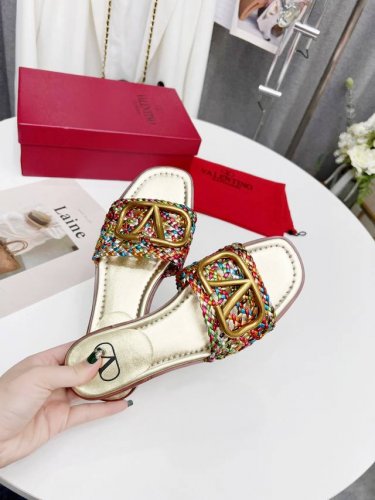 Valentino.华伦天奴2025 年专柜最新系列 彩色编织细节完美 非常亮眼的走秀系列推出 码数：35一43码出厂价pp