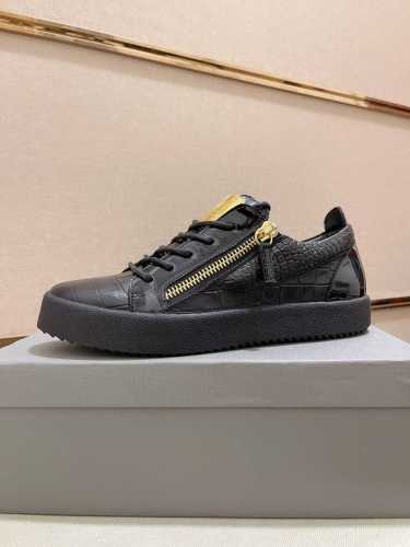 工厂价 Giuseppe Zanotti 朱塞佩 萨诺第，出身于著名的奢侈品王国意大利，品牌创始人是位不折不扣的潮人，牛皮鳄鱼纹鞋面工艺，舒适牛皮内里。其设计的