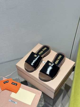 高品质出厂 包含一双半袜 miumiu*2025ss缪缪春夏新款平底小牛皮凉鞋拖鞋zp开发 原版拆卸，细节对版秒杀市面普通版本，miumiu真的太少女啦！皮质超 - 点击图像关闭