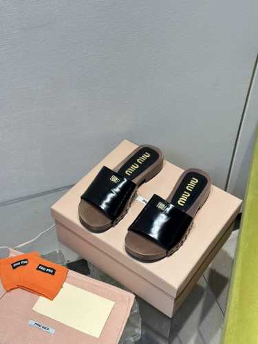 高品质出厂 包含一双半袜 miumiu*2025ss缪缪春夏新款平底小牛皮凉鞋拖鞋zp开发 原版拆卸，细节对版秒杀市面普通版本，miumiu真的太少女啦！皮质超