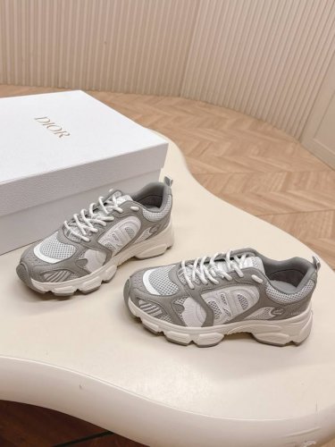 2025最新两色 迪奥 Dior Chrono 新款休闲运动鞋跑鞋老爹鞋 真的酷毙了 未来感十足原版完美复刻 全对版材质 模具 35-40