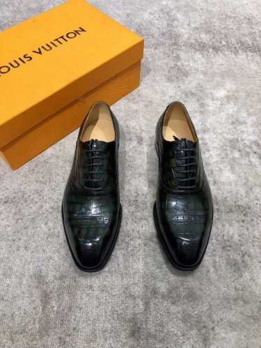 Louis Vuitton Lv 男士经典牛津鞋男士商务正装雕花皮鞋 经典款 杏仁核精致鞋头 极致艺术 全鞋采用进口打蜡饮奶牛牛皮古法手工描改擦色 墨绿色 精挑