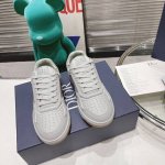 冲量价: 长期出货。DIOR迪奥全新升级版 原版9200 B27 低帮运动鞋是一款经典单品。采用白色光滑生皮革精心制作，侧面饰以 Oblique 印花镶片，以灰