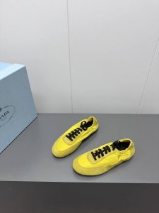 出厂 Prada 普拉达春夏秀款薄底德训鞋 25ss秀款出境率最高的单品 鞋面麂皮有肌理感，内里羊皮包裹，软软糯糯的 鞋垫加厚小羊皮，踩上去无比舒适，有支撑感，