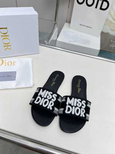 橙子出厂价 迪奥 Miss Dior系列平底拖鞋 字母刺绣logo拼色一字拖鞋 经典上乘美艳力作 dior专柜最火春夏系列 兼备气质 时尚 经典耐看的设计风格