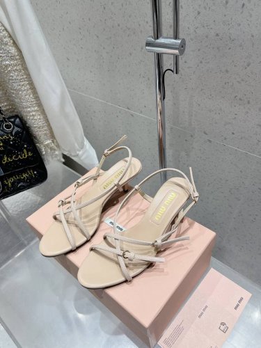 缪缪 度假系列 Miu Miu 25Ss尖头小猫跟凉鞋 谬谬新出猫跟凉鞋真的让人一整个心都融化 简约的带子设计增加了时尚感 鞋型整体都狠秀气！ 鞋面:进口牛漆皮
