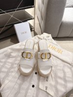 dior 春夏新款金属扣坡跟厚底拖鞋 这款 Montaigne 凉拖是 Dio*的经典单品 金色饰面金属 Cd 标志突显版型 与黑色牛皮革形成鲜明的对比 经典优