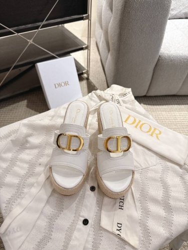 dior 春夏新款金属扣坡跟厚底拖鞋 这款 Montaigne 凉拖是 Dio*的经典单品 金色饰面金属 Cd 标志突显版型 与黑色牛皮革形成鲜明的对比 经典优