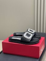 高品质 Rv Ss25 New Arrival～ Rv厚底钻扣拖鞋25 新品 厚底增高 ，搭配大方扣，精致大气 小牛皮鞋面，牛皮垫脚 Size 35-40