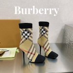 工厂价 BURBERRY巴宝莉，英国奢侈品牌，典藏米色，原版1:1复制，贴身弹力针织式及膝靴，设计方形靴头，装饰品牌标志格 靴面：92%聚酯纤维，8%弹性纤维，