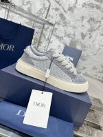 顶级版本P女 、男 Dior 迪奥B33系列 情侣款休闲板鞋 原版购入开发做货 采用迪奥灰牛皮革精心制作，侧面饰以同色调 CD Diamond 图案帆布镶片。