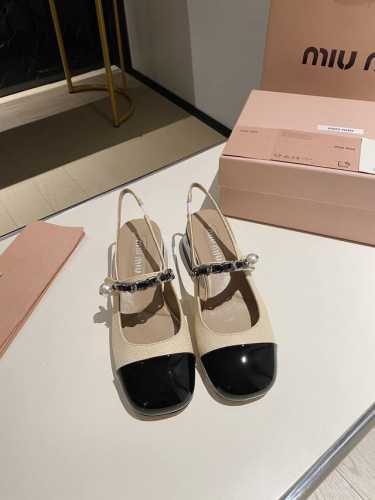 高品质 Miu Miu 2024夏季新款火爆款 全新超美链条装饰搭配 时尚淑女气质十足 双色拼接 又不乏美艳色彩外侧附带弹力象巾 上脚非常方便 鞋面:进口原版面