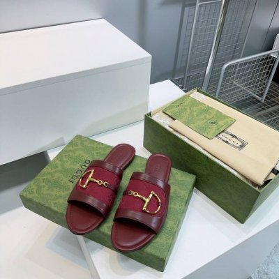 高品质出厂 顶级品质Gucci古驰2025春夏五金扣D字链条扣老花布平底 粗跟拖鞋系列 原版一比一 踮脚工艺同原版一样 中跟拖鞋 凉鞋 配最新D扣作为品牌的标志