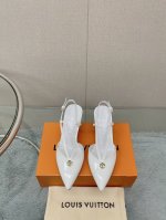 顶级品质 Loui* Vuitte** 新款饰扣猫跟凉鞋 以其尖头和小猫鞋跟而闻名，其独特的星形让人想起字母组合图案。鞋面的深切v巧妙地揭示了脚，由金色品牌圆圈