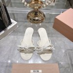 出厂 Mium*2025新款蝴蝶结凉拖鞋系列 懒人必备 时尚洋气 夏日清凉标配，撞色包边真皮蝴蝶结，细致优雅，羊皮+蝴蝶结元素搭配，垫脚羊皮里 意大利进口真皮大