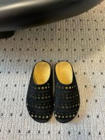代购级 The Row 25Ss新款包头拖 勃肯拖 第一眼看到这个鞋子就爱上了 带点复古味随意搭配都好看 一贯极简风格 没有任何Logo点缀 简单即是高级 这款