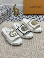 出厂价 实价 路易威登─Gucc* L 联名款拖鞋，鞋面才有牛皮压纹，Logo清晰可见，轻盈舒适 带来别致的色彩拼接效果。精准贴脚的鞋垫与细纹橡胶外底灵感源自