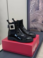 顶级版本 rv fw24 方扣切尔西短靴新品 经典的切尔西靴型，搭配经典方扣，辨识度极高的单品！小牛皮质感叫绝、越穿越有质感！ 鞋底加厚 高密度发泡材质，轻盈舒