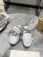 Miumiu X New Balance 24Ss早春联名走秀款 半拖 超级无敌大热门无论你如何穿搭请都不要放过这一双530系列的运动鞋 非常好搭配！ 采用电脑