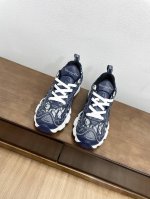 顶级版本代购级 这款Dior Vibe#迪奥运动鞋融入 Dior 的高订精神，重新诠释经典跑鞋。搭配深蓝色 Oblique 印花科技面料、网眼织物和透明橡胶镶片