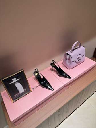 独家新款上架 YSL 圣罗兰 SS2024夏季方头金属字母装饰高跟新品 走秀款高跟凉鞋2024全新春夏系列后带方扣高跟凉鞋 ！ 尖头高跟拖鞋淡淡的夏日里怎么少得 - 点击图像关闭