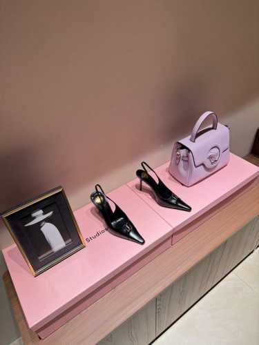 独家新款上架 YSL 圣罗兰 SS2024夏季方头金属字母装饰高跟新品 走秀款高跟凉鞋2024全新春夏系列后带方扣高跟凉鞋 ！ 尖头高跟拖鞋淡淡的夏日里怎么少得