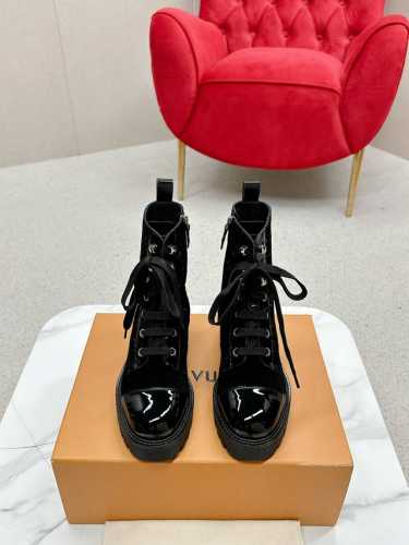 LV路易威登 驴牌 L家 Louis vuitton 及踝靴 马丁靴 系带 短靴 原版购入开发 做货 本款平底靴以光滑牛皮革演绎经典登山靴风范，借 LV 字母饰
