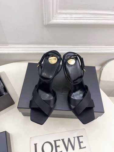 sain*Laurent 圣罗兰 2025春夏新品 Lucienne交叉方头坡跟凉鞋上新 顶级版Ysl超美的一款 恨天高 系列以全新的诠释方式首发 满满的高级感