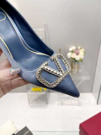 Valentino.华伦天奴Vlogo系列鞋专柜最新水钻扣系列 最高版本 细节完美 更加精致耐看 按正品1：1复制 上脚非常修脚型 重点是很好非常好驾驭 不磨脚 - 点击图像关闭