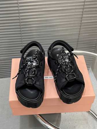 出厂 Miumiu缪缪秋冬新款厚底凉鞋 缪缪新款今年设计师快挂啦！好好看，不仅增高，底也不沉，这款鞋子强烈推荐上脚，也太好穿了吧，鞋带上还有Miu Miu Lo - 点击图像关闭