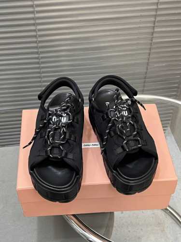 出厂 Miumiu缪缪秋冬新款厚底凉鞋 缪缪新款今年设计师快挂啦！好好看，不仅增高，底也不沉，这款鞋子强烈推荐上脚，也太好穿了吧，鞋带上还有Miu Miu Lo