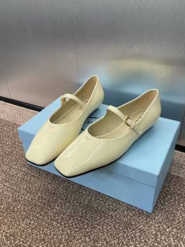 工厂价 PRADA 2025春夏新款方头低跟女鞋 普拉达粗跟果冻色时尚百搭单鞋材质:鞋面进口牛漆皮+水染羊皮内里+意大利注塑真皮大底跟高：2.5CMSize：3