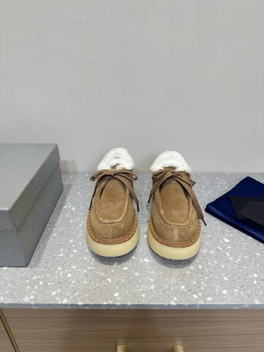 PRADA 普拉达 24ss秋冬新款 厚底休闲 羊毛 乐福鞋 这款运动鞋延续经久不衰的轮廓，是新款经典单品 采用麂皮 精心制作， 提升格调 款式轻盈，搭配三角扣
