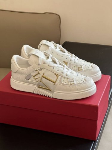 出厂: Valentin O 23秋冬新色上线 情侣款 顶级版本 鞋面设计真是细节满满 织带刺绣 以及不同纹路的皮质的拼接运用 视觉上真的很精细了 鞋底组合而成