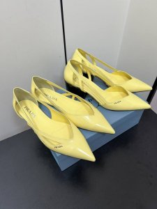 Prada 25ss 早春新款绝美尖头跟鞋 时尚界久违的极简之美经典时尚配色 毫不费力的优雅风来袭 时髦 精致 绝美 包头尖头 开边珠外穿时尚气质简约新款日常拖