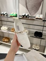 Diamond Tilda Flat 系列平底鞋，高级皮革材质巧工制作，经久优雅设计，巧思融入一息现代质感。鞋身饰有个性夺目 Diamond 标志性多棱链，经工