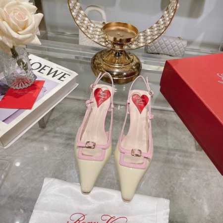 出厂 Roger Vivier 25新款Rv女鞋迷你饰扣后空凉鞋漆皮后袢带高跟鞋 迷你饰扣漆皮后袢带高跟鞋本款高跟鞋以闪亮漆皮制成 糅合众多品牌标志性元素 从品 - 点击图像关闭