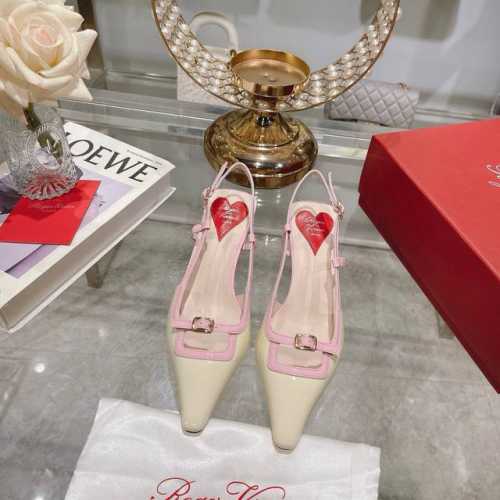 出厂 Roger Vivier 25新款Rv女鞋迷你饰扣后空凉鞋漆皮后袢带高跟鞋 迷你饰扣漆皮后袢带高跟鞋本款高跟鞋以闪亮漆皮制成 糅合众多品牌标志性元素 从品