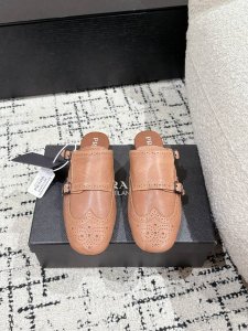 顶级版本Prada 普拉达 25 走秀款复古2扣拖鞋爆款！走秀款 复古感时髦满满 随意百搭 时尚休闲 独到味道，人人都爱也轻松驾驭 每年都会爆.足以征服你，穿上