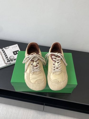 男款10 Bottega Veneta 葆蝶家 Bv最新款Orbit系列 复古休闲运动鞋 情侣款 Bottega Veneta 以 90年代自由随性的复古风格为