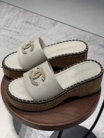 25Fw春夏新款Chane*小香链条圈边双C字母扣凉拖鞋 链条木底系列 香家标志性的穿皮链条设计应用在垫脚圈边，配上经典菱格元素覆盖鞋面 垫脚！格外精致又文艺，