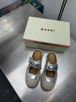 拖鞋 玛丽珍 厚底舒适 玛尼 Marni 玛丽珍拖鞋 系列厚底 玛尼 家族元素设计 烫印 Logo凉鞋 银色 小牛皮 烫金 工艺 钢印压模而成立体感十足 对标对