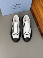 prad* 普拉达。美洲杯再生尼龙和Bike织物运动鞋 这款再生尼龙运动鞋兼具实用性与创新性，富有现代特色，搭配轻便的鞋底，融入极简主义细节设计。鞋面点缀锁温压