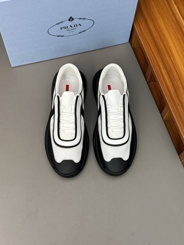 prad* 普拉达。美洲杯再生尼龙和Bike织物运动鞋 这款再生尼龙运动鞋兼具实用性与创新性，富有现代特色，搭配轻便的鞋底，融入极简主义细节设计。鞋面点缀锁温压